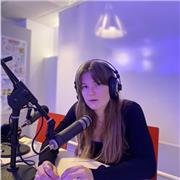 Je peux enseigner l'anglais, le français, la philosophie, les bases en italien, l'histoire pour lesquels je suis passionnée